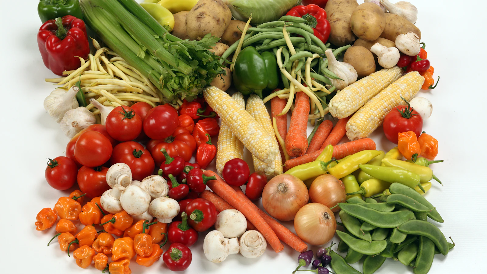 Verse groenten op tafel als onderdeel van gezonde voeding.