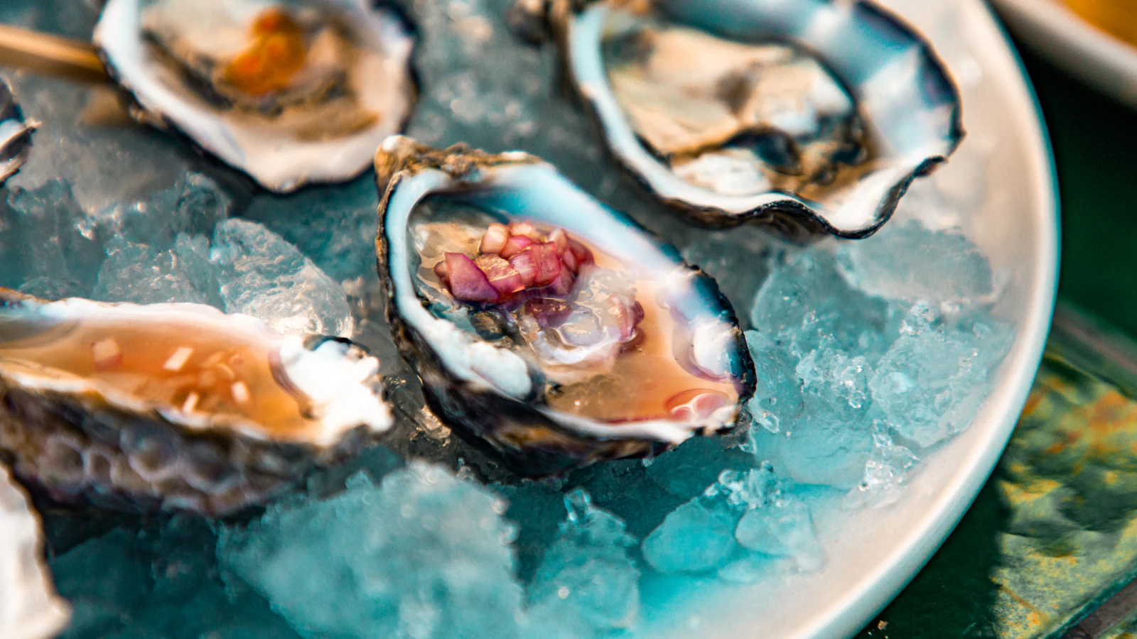 Verse oesters op ijs op een bord, een bron die rijk is aan zink.